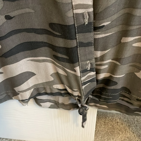 Button-down camo blouse - Picture 2 of 3